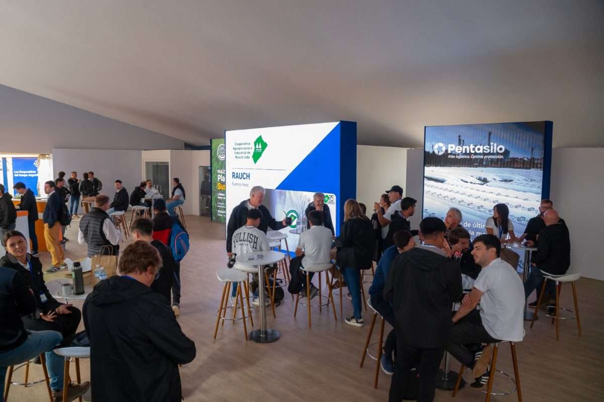 La Asociación de Cooperativas Argentinas exhibió su tecnología aplicada a semillas, con la presentación de las nuevas sojas ACA-Neogen, además de los maíces y trigos.
Presentó su oferta de productos biológicos y tecnologías amigables con el medioambiente, en las que ACA apuesta para el futuro.